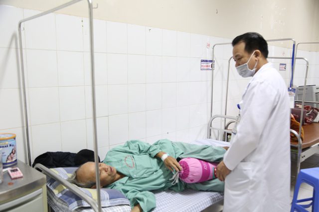 Bác sĩ CKII Nguyễn Văn Bảy – Trưởng khoa Chấn thương I đang thăm khám cho người bệnh H
