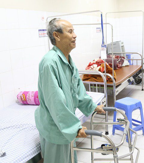 Người bệnh H đã đứng dậy tập đi sau 7 ngày phẫu thuật