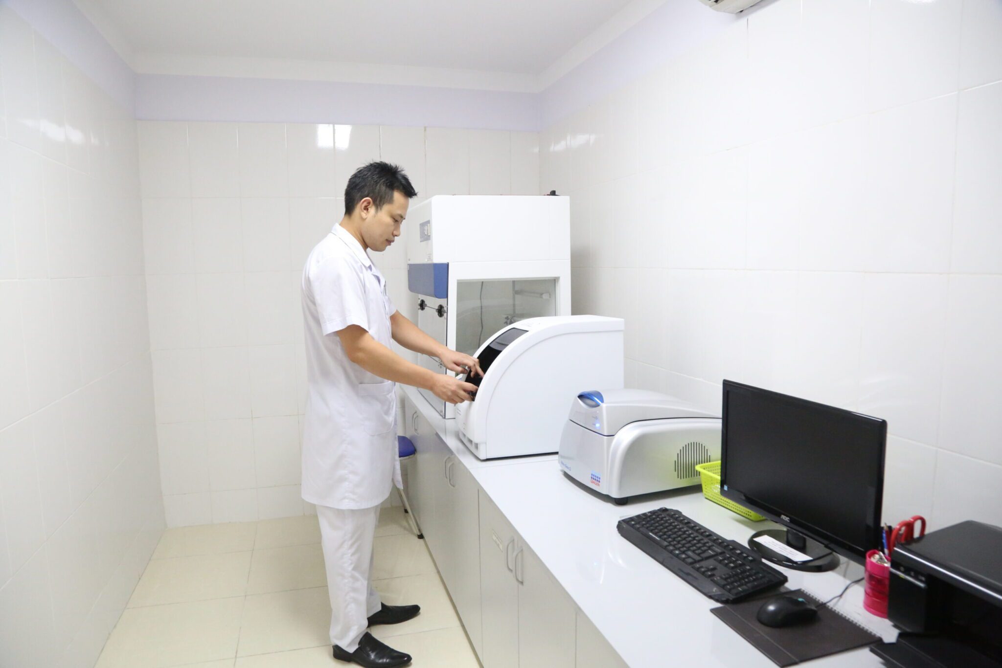 Nhóm xét nghiệm chuyên môn cao ở Đơn vị Vi sinh 1 19092018 2 scaled