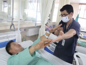 Thăm khám và điều trị bệnh nhân sau đột quỵ