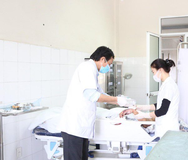 Tự chế pháo nổ - Cậu bé 14 tuổi suýt mất bàn tay 8 Picture3