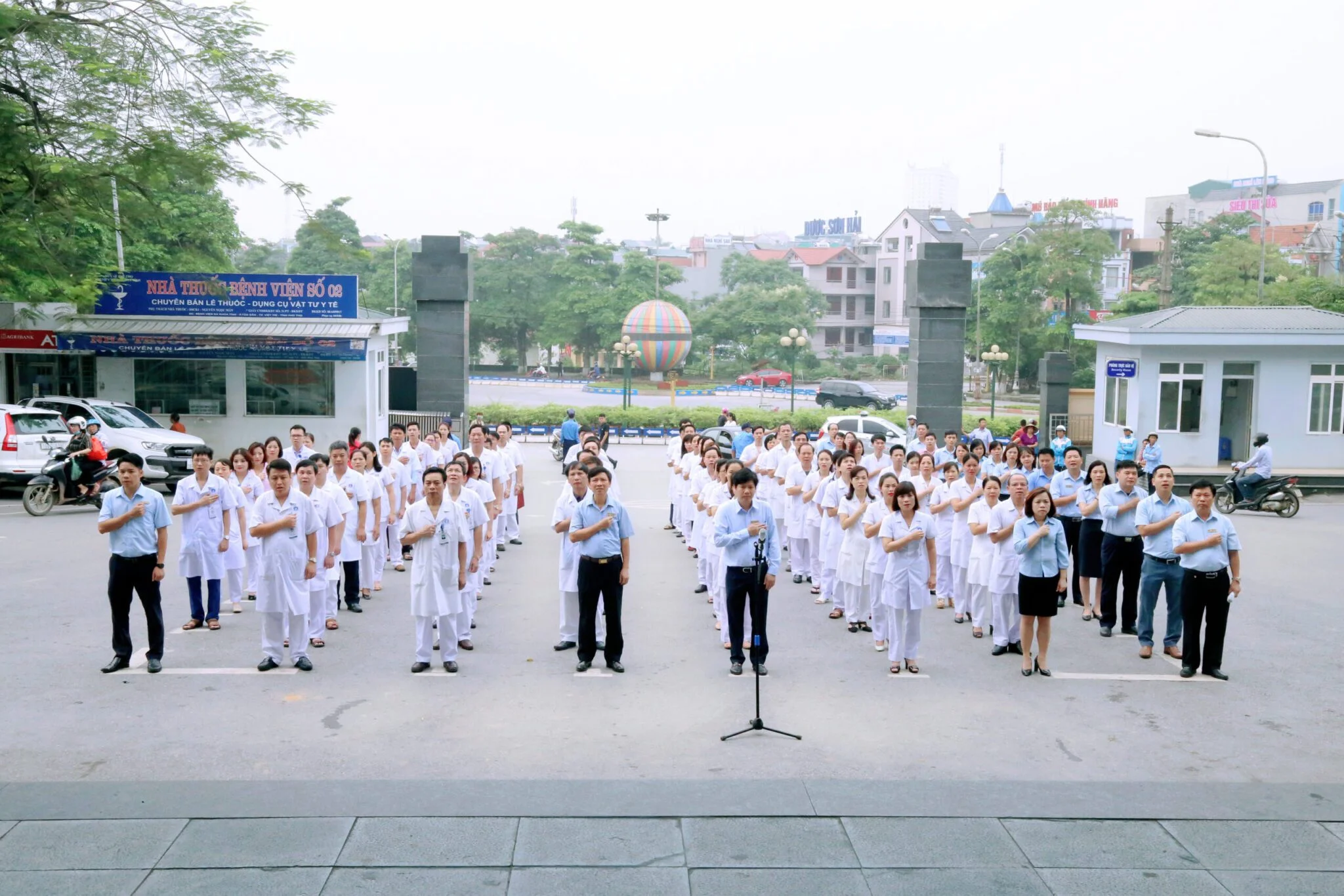 Ban lãnh đạo Bệnh viện và các đồng chí là trưởng các Khoa, Phòng, Trung tâm Đơn vị , Điều dưỡng Trưởng thực hiện nghi thức chào cờ đầu tháng