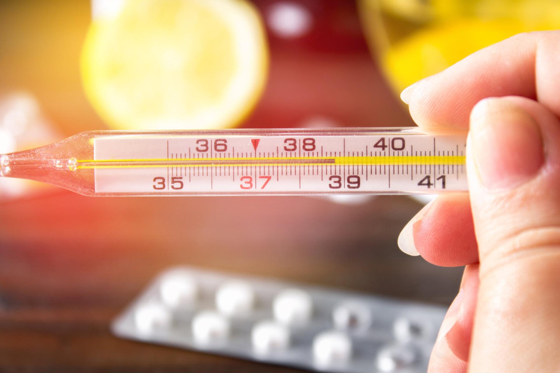 đo nhiệt độ cơ thể bằng nhiệt kế