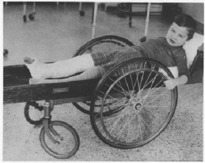 Một Cậu Bé Trong “Xe Đẩy dành cho người tàn tật” Từ Năm 1915