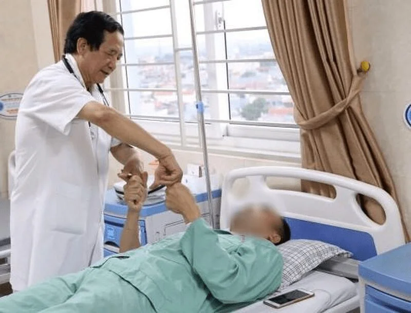 Người bệnh đột quỵ sau khi tắm đêm được theo dõi điều trị tại Trung tâm Đột quỵ Phú Thọ