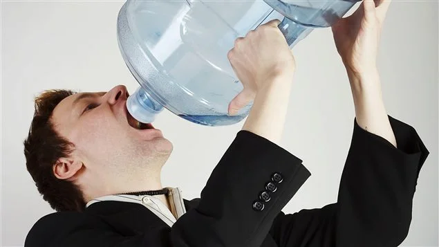 Cảm thấy khát dù uống nhiều nước, đặc biệt là nước lạnh là một trong những triệu chứng của đái tháo nhạt