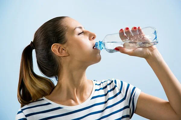 Uống nước hàng ngày để bảo vệ thận