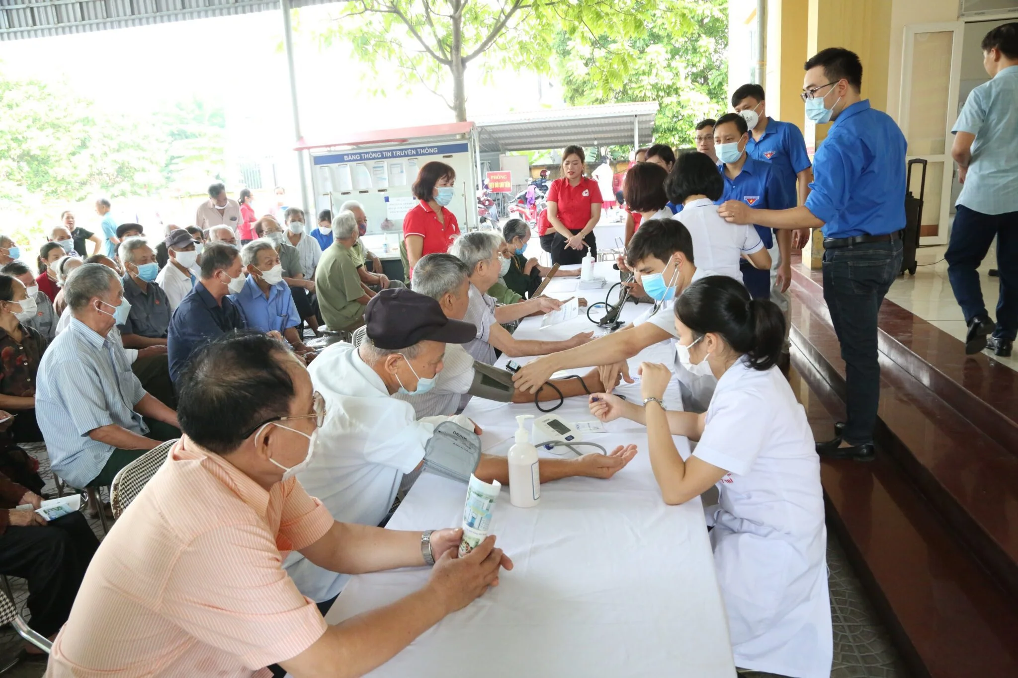 Bác sĩ BVĐK tỉnh Phú Thọ thăm khám cho người dân tại các xã Thọ Sơn, Thanh Đình, Tiên Cát