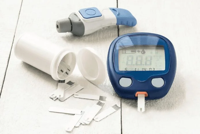 Bạn cần có sẵn máy đo đường huyết tại nhà