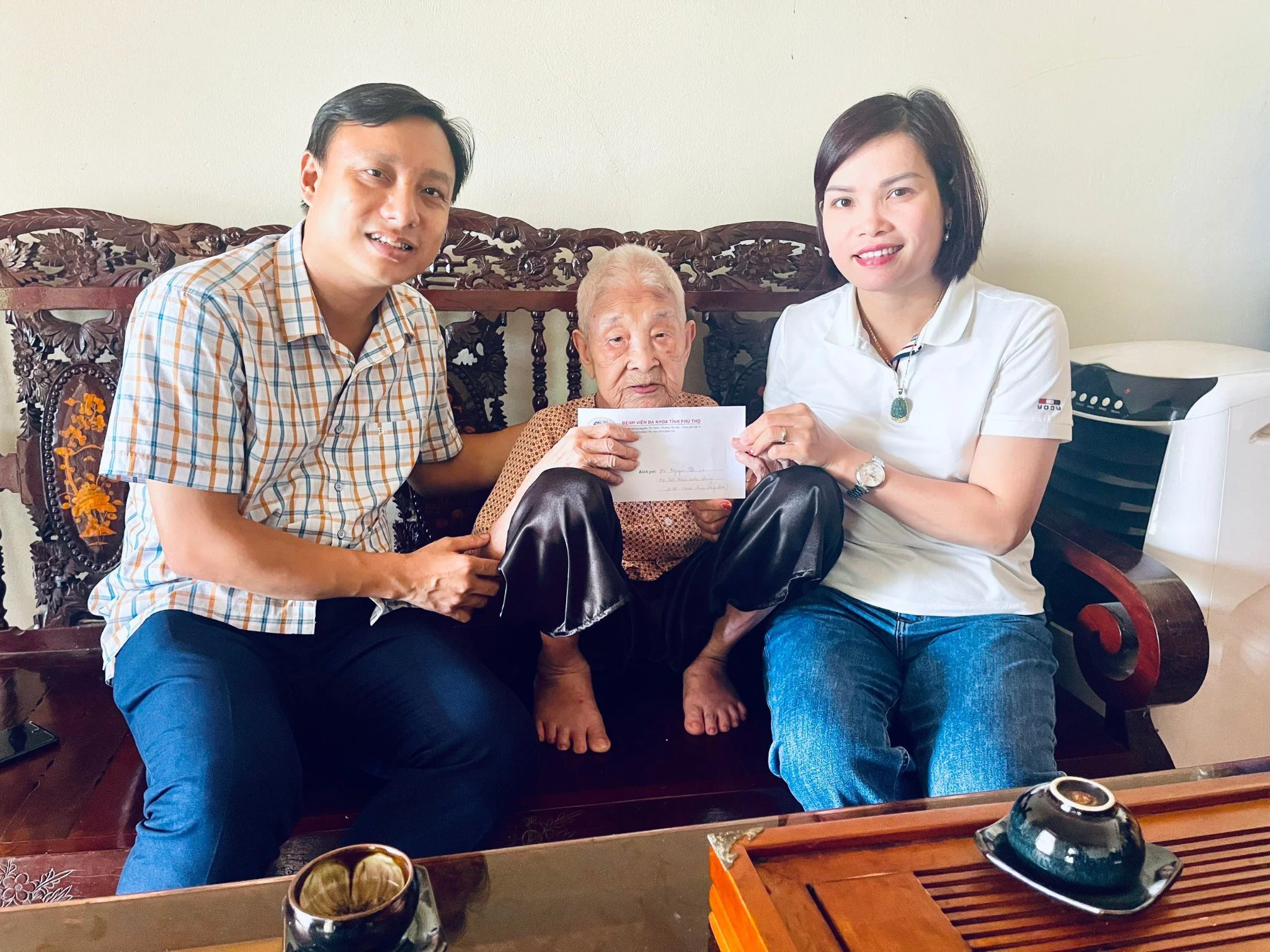 Thăm hỏi, tri ân mẹ VNAH Nguyễn Thị Sự tại xã Yên Kỳ, huyện Hạ Hòa