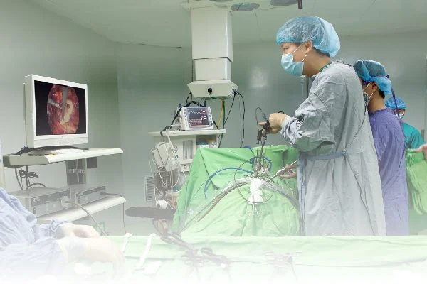 Bác sĩ thực hiện phẫu thuật mở ống mật chủ lấy sỏi nội soi (ảnh minh họa)