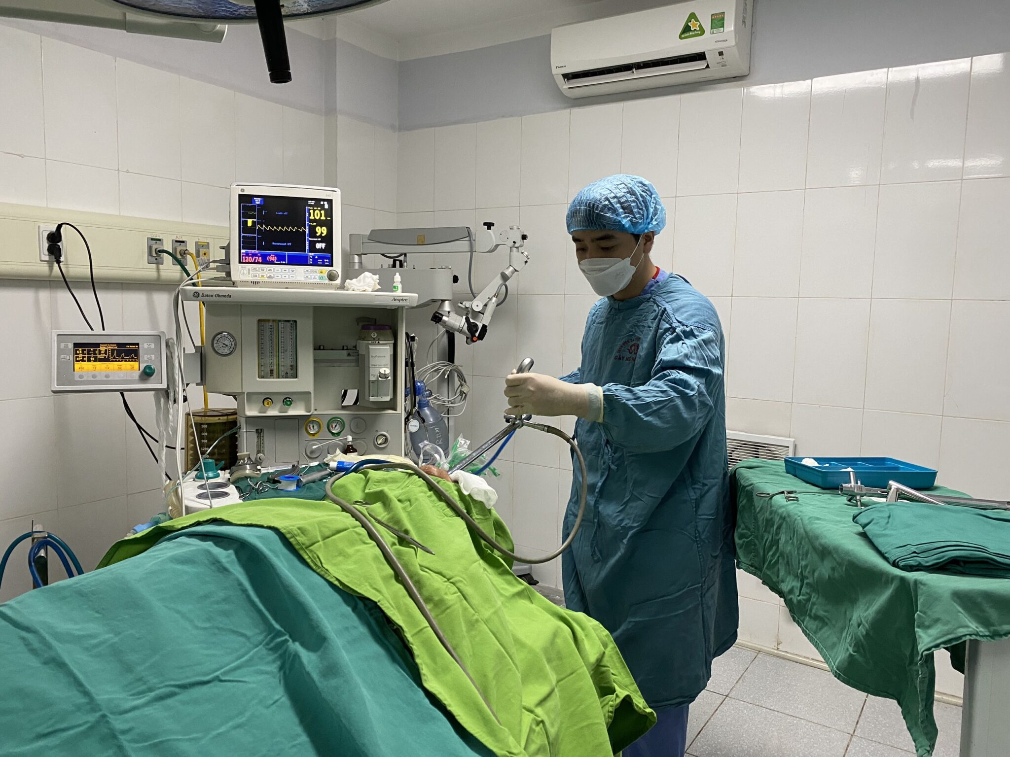 Người bệnh được chuyển đến khoa Tai Mũi Họng để gây mê gắp dị vật cấp cứu