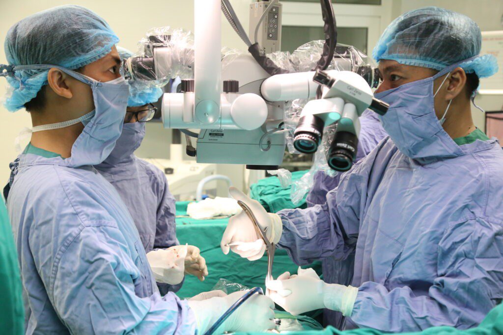 Ca Phẫu thuật Cột sống với Hệ thống kính vi phẫu, Máy CT Scaner trong phòng mổ thông minh tại Bệnh viện đa khoa tỉnh Phú Thọ
