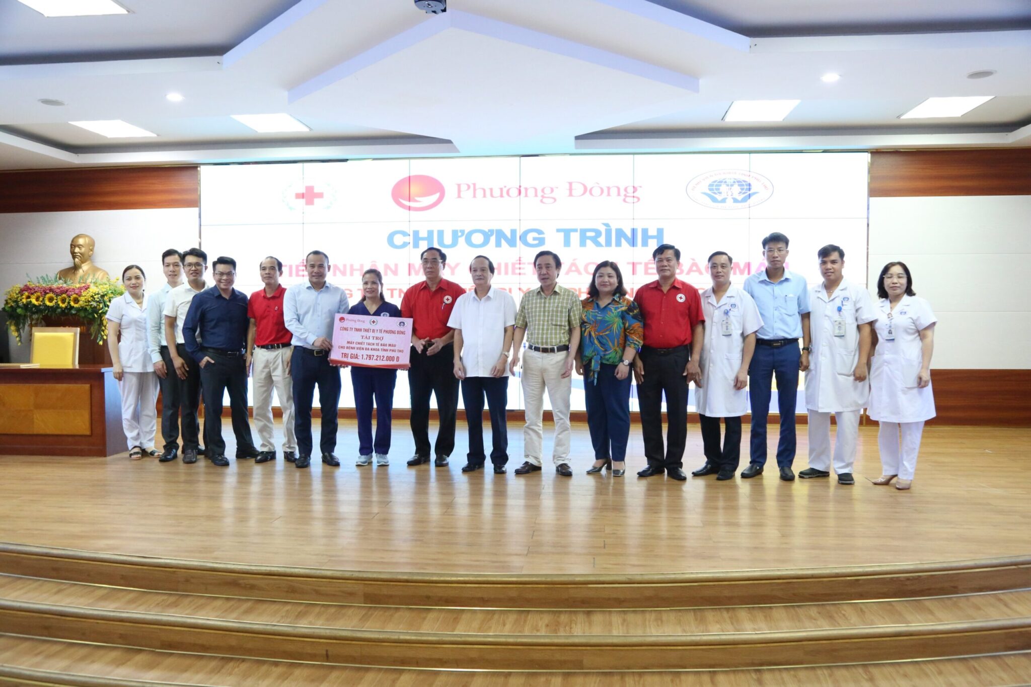 Công ty TNHH thiết bị y tế Phương ĐôngThành trao tặng Máy chiết tách tế bào máu
