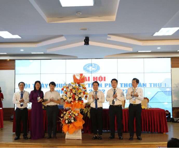 Tổng Thư ký Hội Thầy thuốc trẻ Việt Nam tặng hoa chúc mừng Đại hội