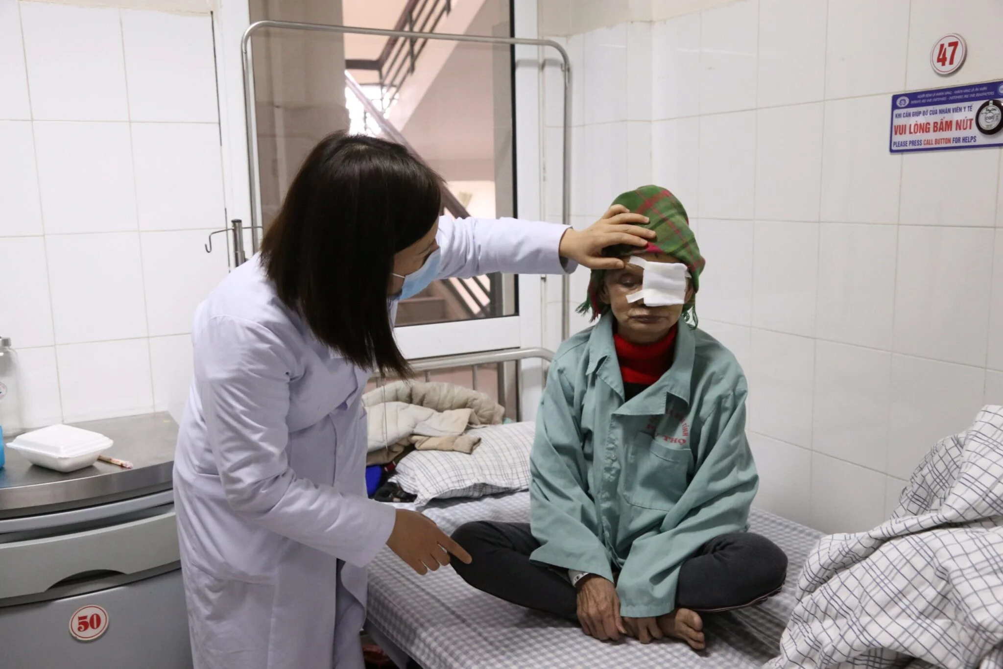 Bệnh nhân phẫu thuật mắt thành công tại Chuyên khoa Mắt – Bệnh viện ĐK tỉnh Phú Thọ