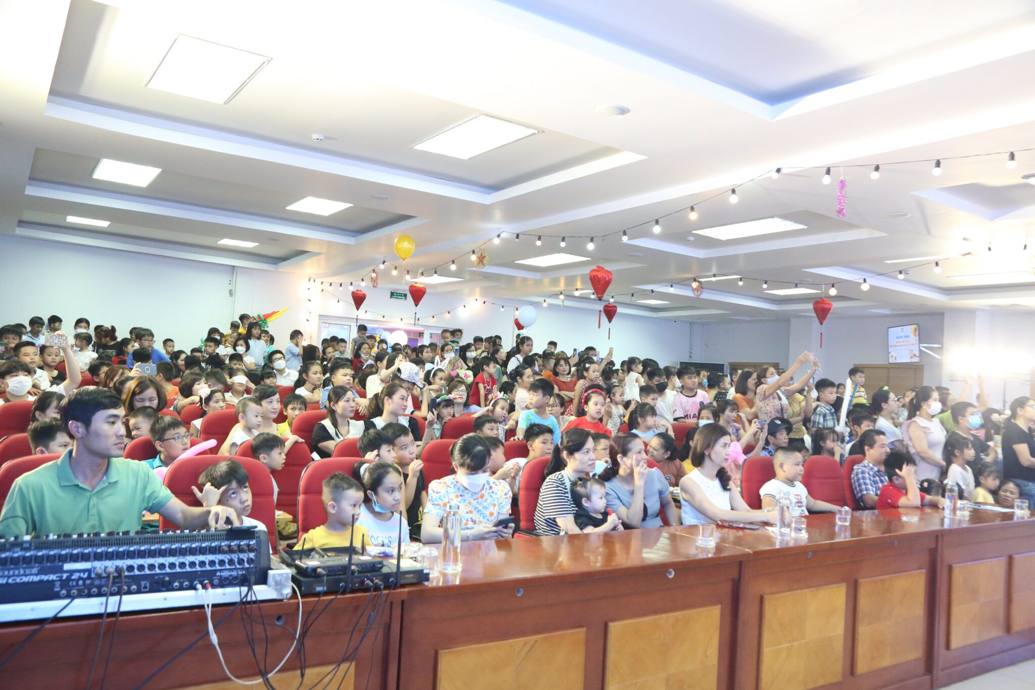 “Đêm hội Trung thu” - 1 chương trình ý nghĩa cho con em cán bộ Bệnh viện đa khoa tỉnh Phú Thọ 1 Ảnh toàn cảnh Hội trường "Đêm hội Trung thu"