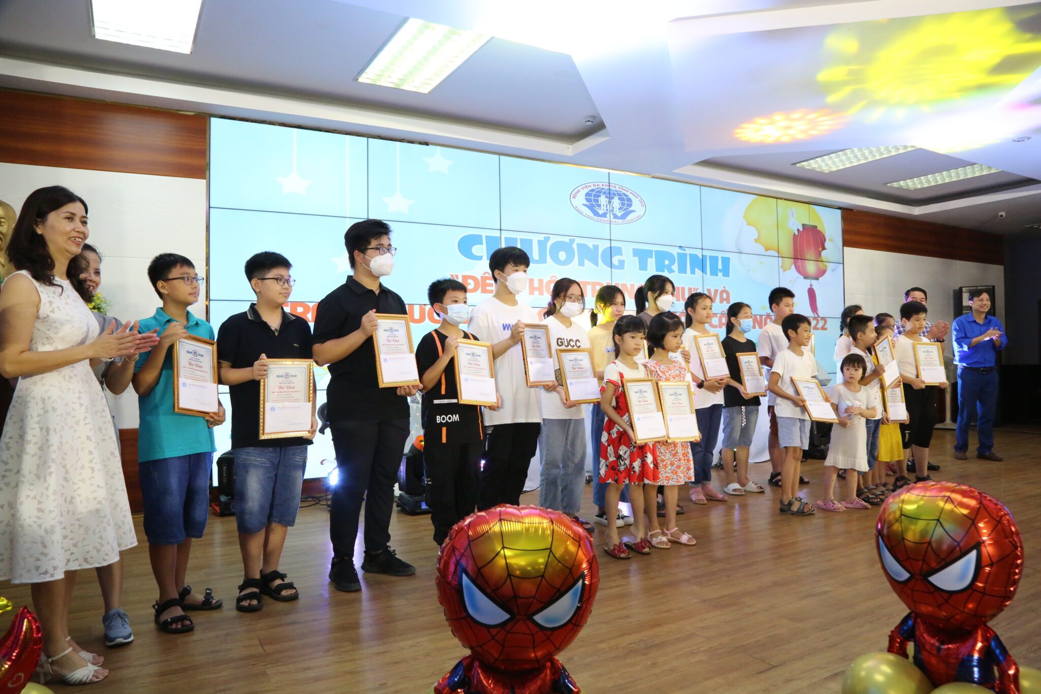 “Đêm hội Trung thu” - 1 chương trình ý nghĩa cho con em cán bộ Bệnh viện đa khoa tỉnh Phú Thọ 3 Ban Giám đốc trao thưởng cho các em học sinh đạt thành tích cao trong học tập tại Đêm hội Trung thu