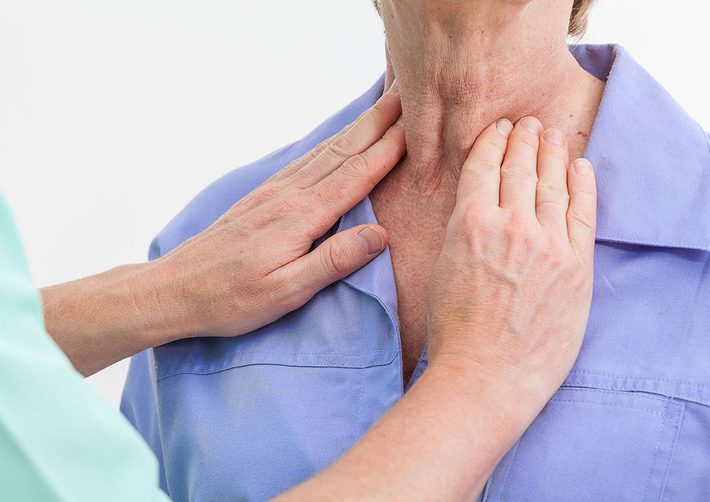 Bác sĩ thăm khám sớm khi có triệu chứng để được chẩn đoán chính xác, điều trị đúng cách và kịp thời