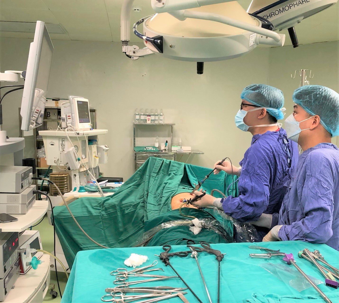 Gây Mê Hồi Sức Trong Cắt Túi Mật Bằng Phẫu Thuật Nội Soi 3 Hình ảnh kíp phẫu thuật và hệ thống trang thiết bị phẫu thuật nội soi