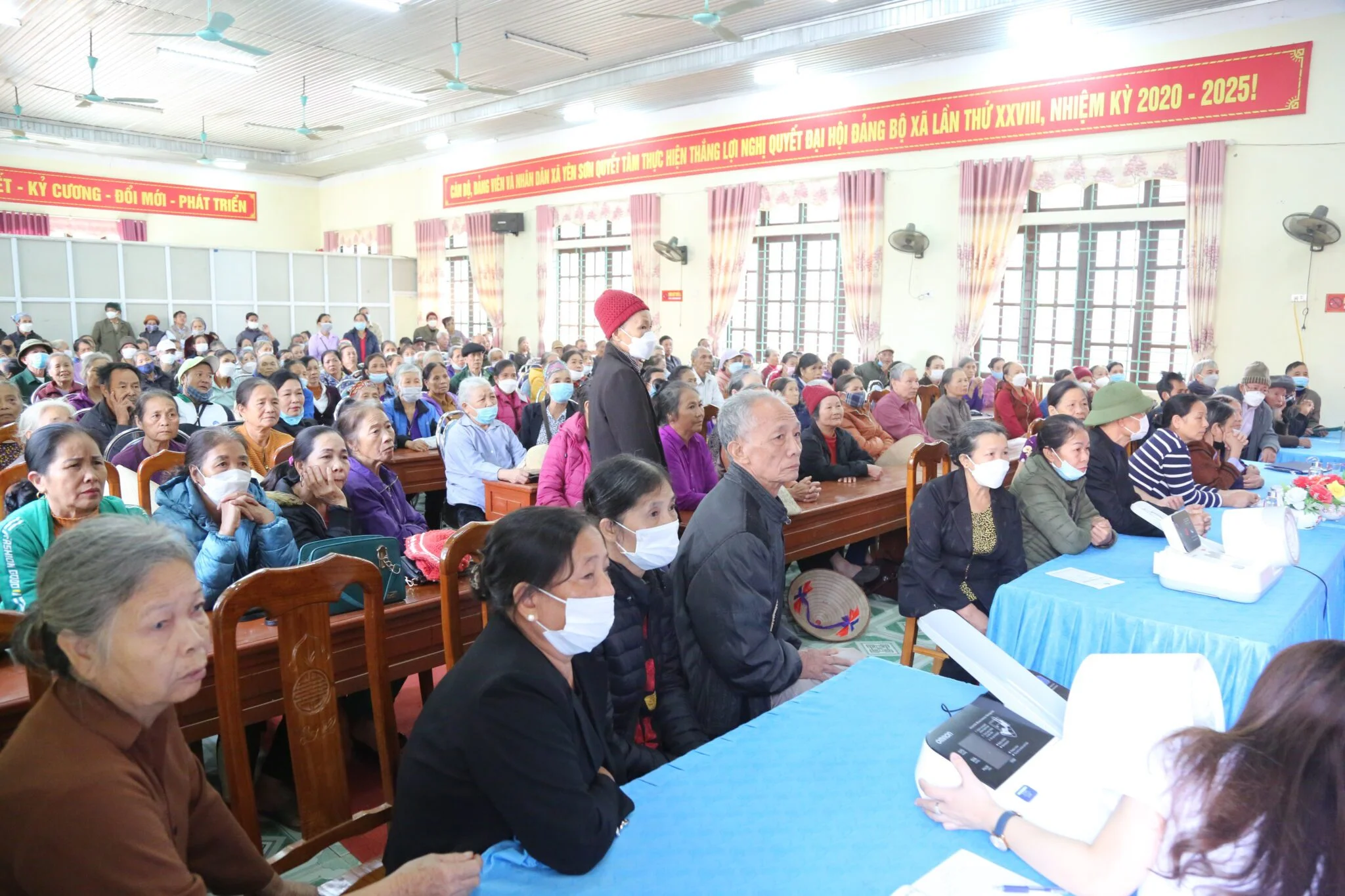 Người dân Xã Yên Sơn đã có mặt tại Hội trường UBND từ rất sơm