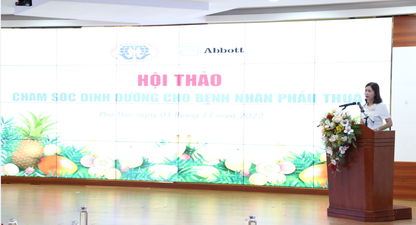 Hội thảo “Chăm sóc dinh dưỡng cho bệnh nhân phẫu thuật” 1 BS.CKII Lê Na – Phó giám đốc Bệnh viện đa khoa tỉnh Phú Thọ phát biểu khai mạc hội thảo