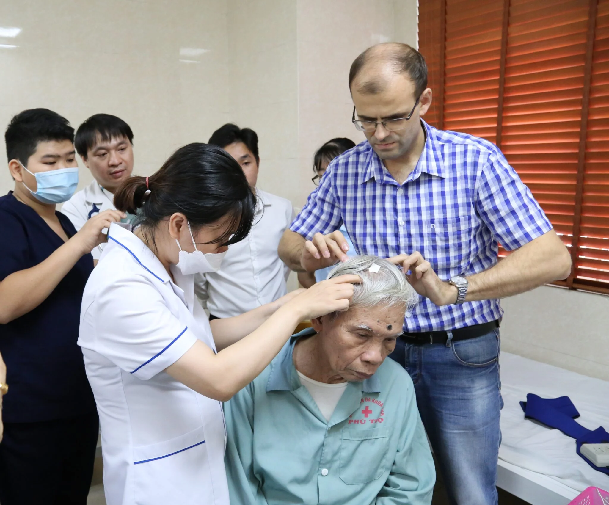 Chuyên gia nước ngoài trực tiếp hướng dẫn, hỗ trợ nhân viên y tế Trung tâm Đột quỵ Phú Thọ sử dụng máy đo đa ký giấc ngủ