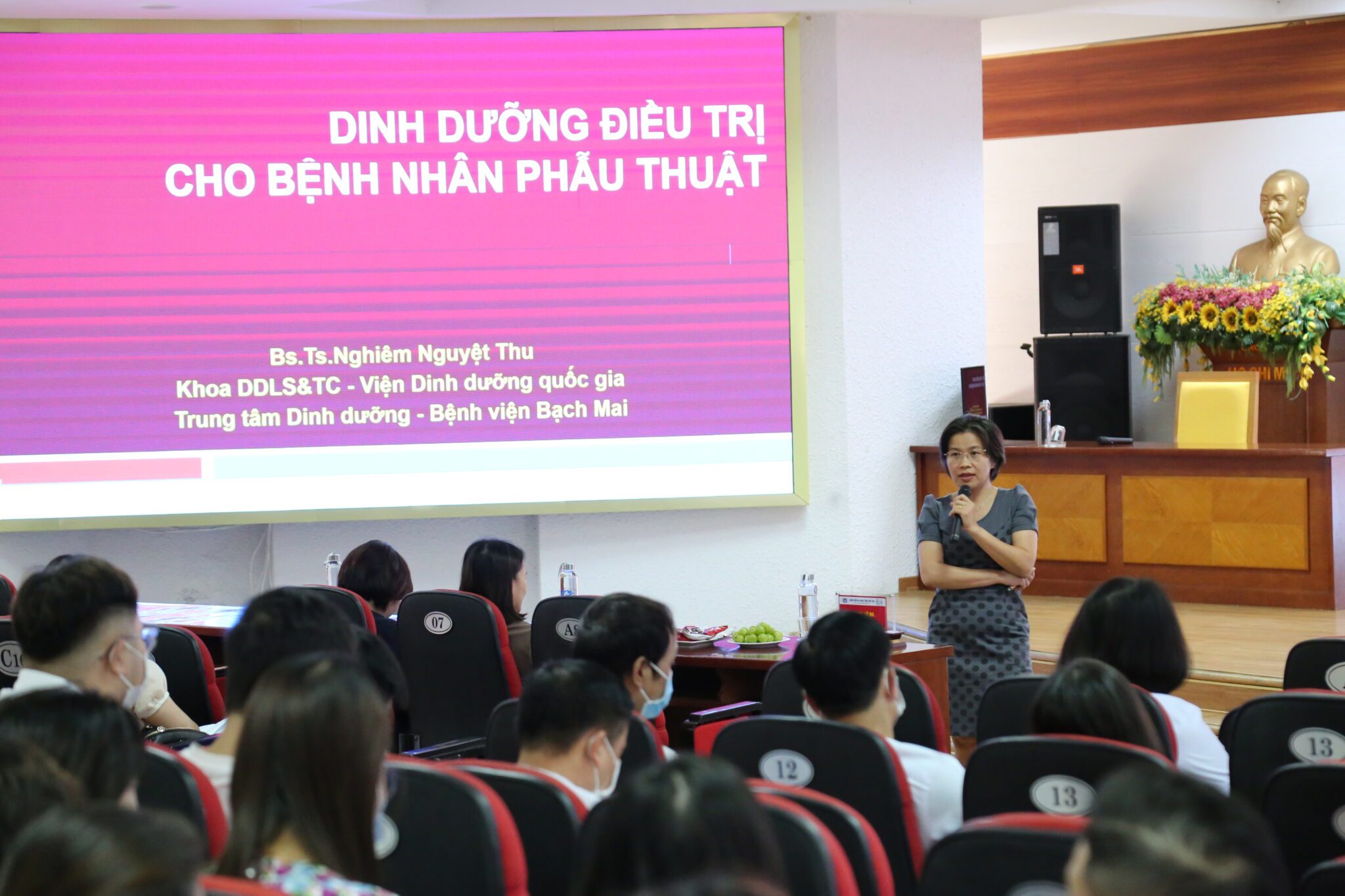 Hội thảo “Chăm sóc dinh dưỡng cho bệnh nhân phẫu thuật” 2 PGS. TS. Nghiêm Nguyệt Thu - Giám đốc TT Dinh dưỡng lâm sàng Bạch Mai - Trưởng khoa Dinh dưỡng lâm sàng tiết chế - Viện Dinh dưỡng Quốc gia