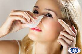 Nước mắt nhân tạo là sản phẩm thường sử dụng trong điều trị bệnh khô mắt