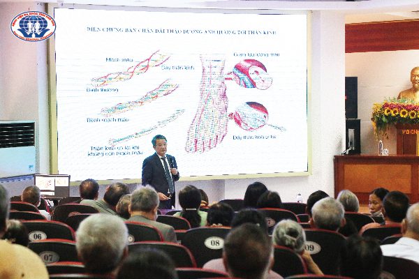 Sinh hoạt CLB đái tháo đường – Biến chứng bàn chân ở người bệnh đái tháo đường và Dinh dưỡng trong đái tháo đường – suy thận 6 PGS.TS. Đỗ Trung Quân – Chủ tịch Hội Nội tiết – ĐTĐ Hà Nội đã có bài chia sẻ về biến chứng bàn chân ở người bệnh đái tháo đường