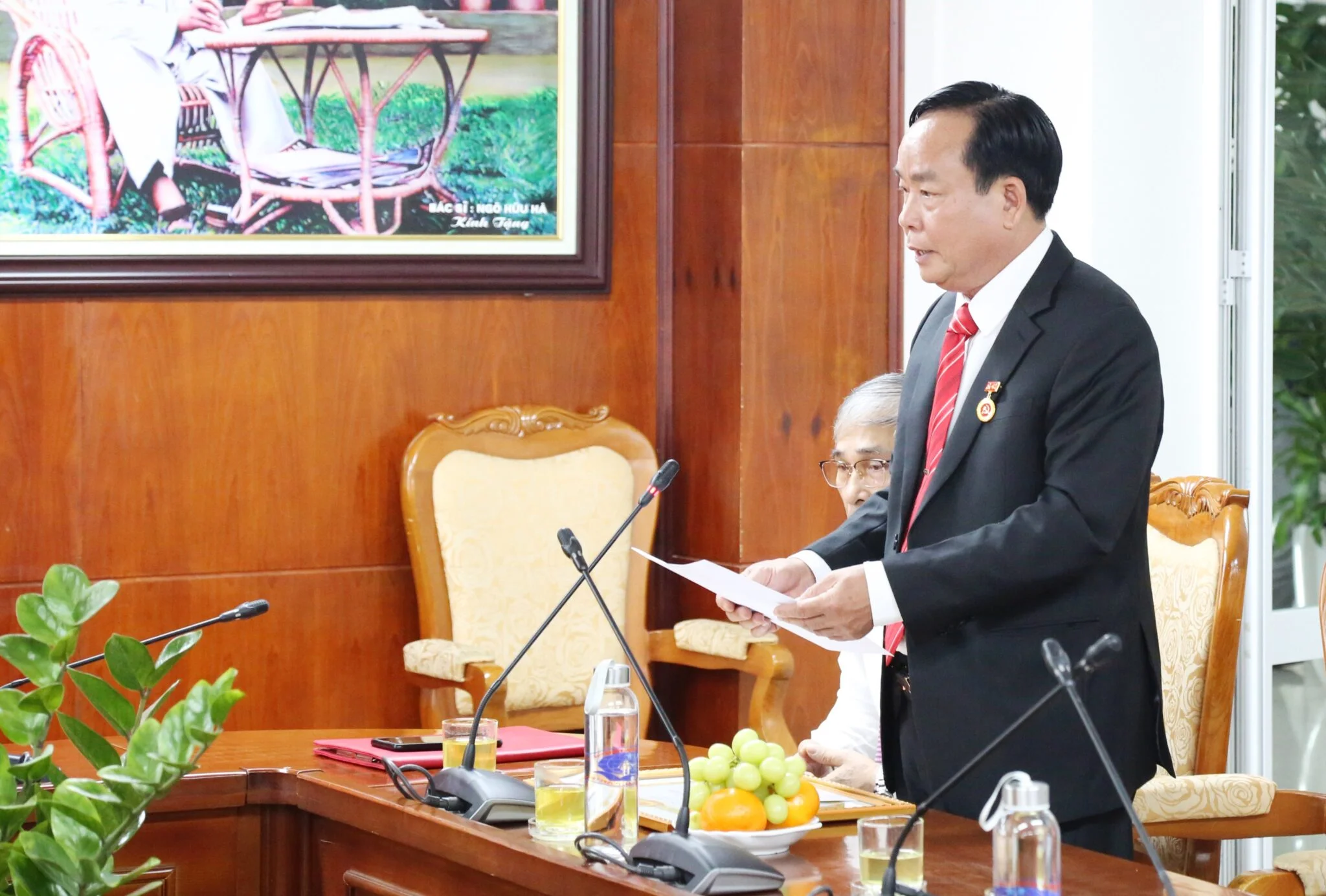 Đồng chí Nguyễn Văn Nguyên phát biểu tại buổi lễ“ Trao tặng Huy hiệu 40 năm tuổi Đảng”