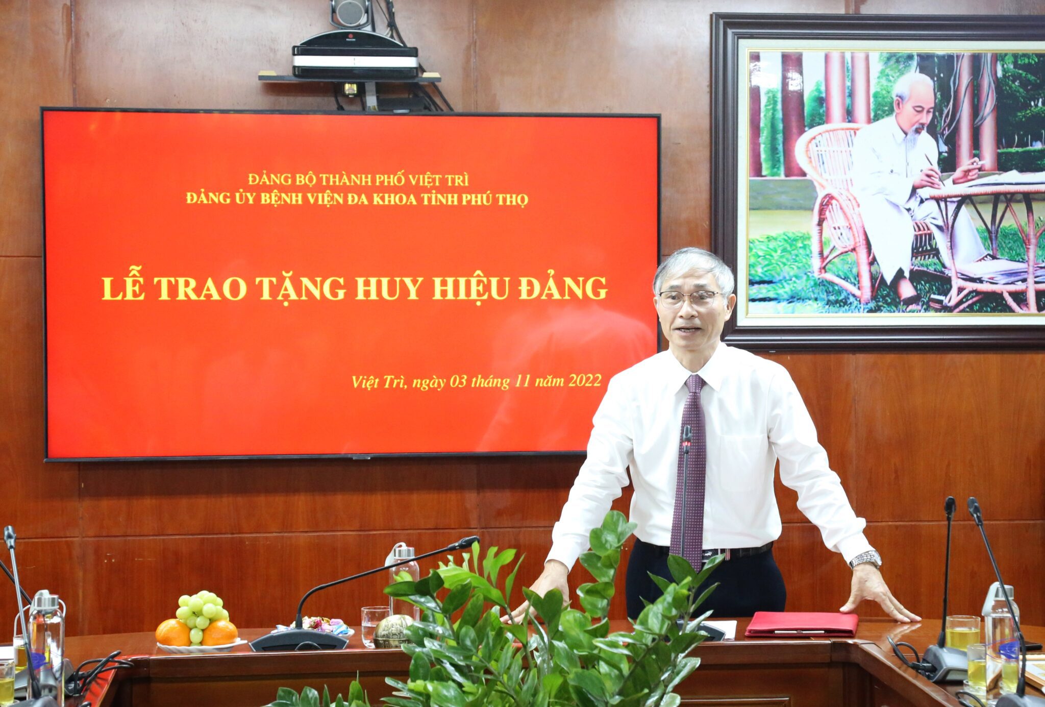 Lễ trao tặng Huy hiệu 40 năm tuổi Đảng 1 Đồng chí Phạm Văn Mến phát biểuchúc mừng đảng viên được nhận Huy Hiệu