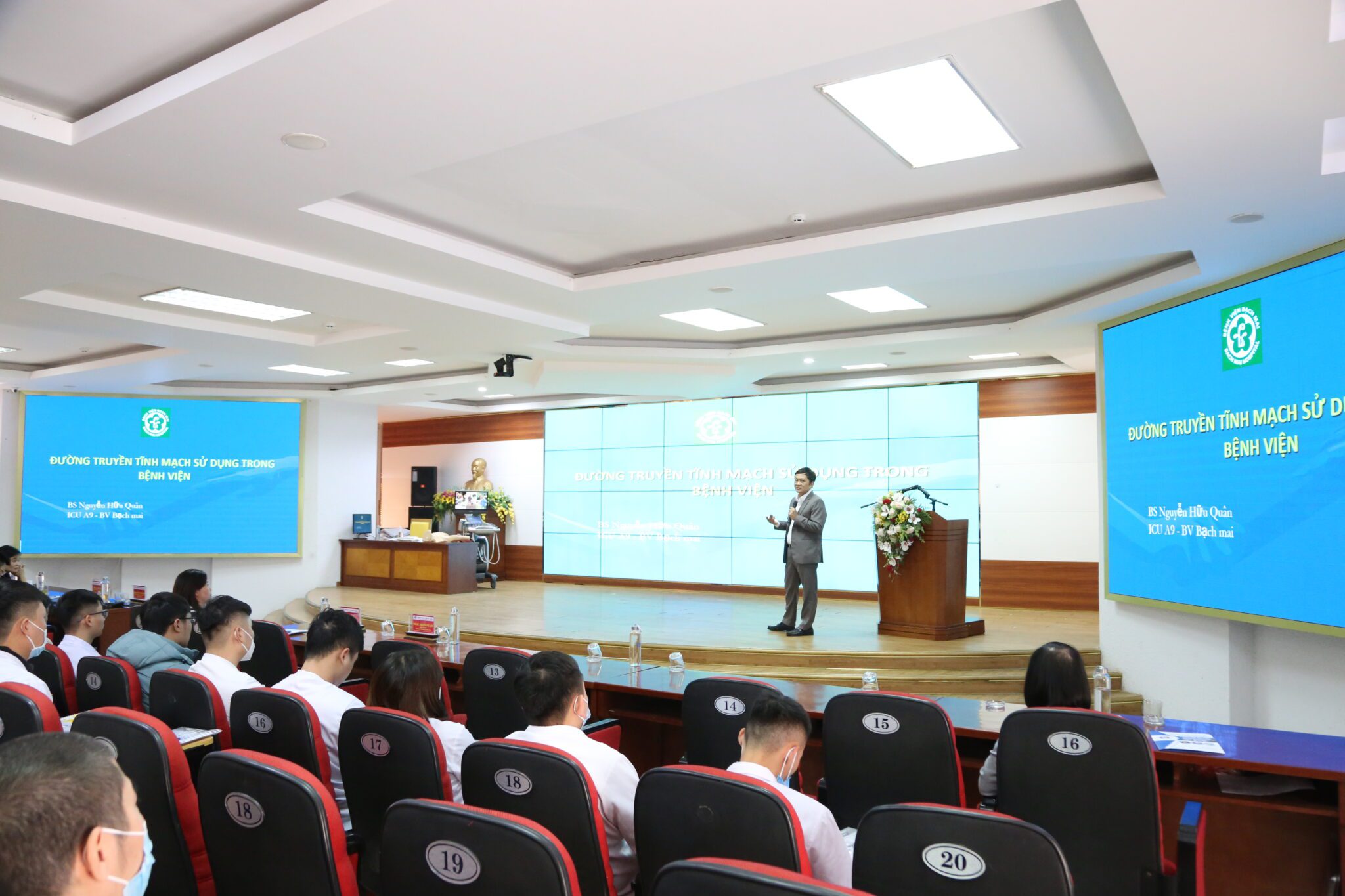 Hội thảo Cập nhật ứng dụng kỹ thuật đặt Catheter tĩnh mạch trung tâm từ ngoại vi (PICC) trong điều trị lâm sàng 3 Ts.Bs Nguyễn Hữu Quân – Phó Giám đốc Trung tâm cấp cứu A9 - Bệnh viện Bạch Mai trình bày bài báo cáo