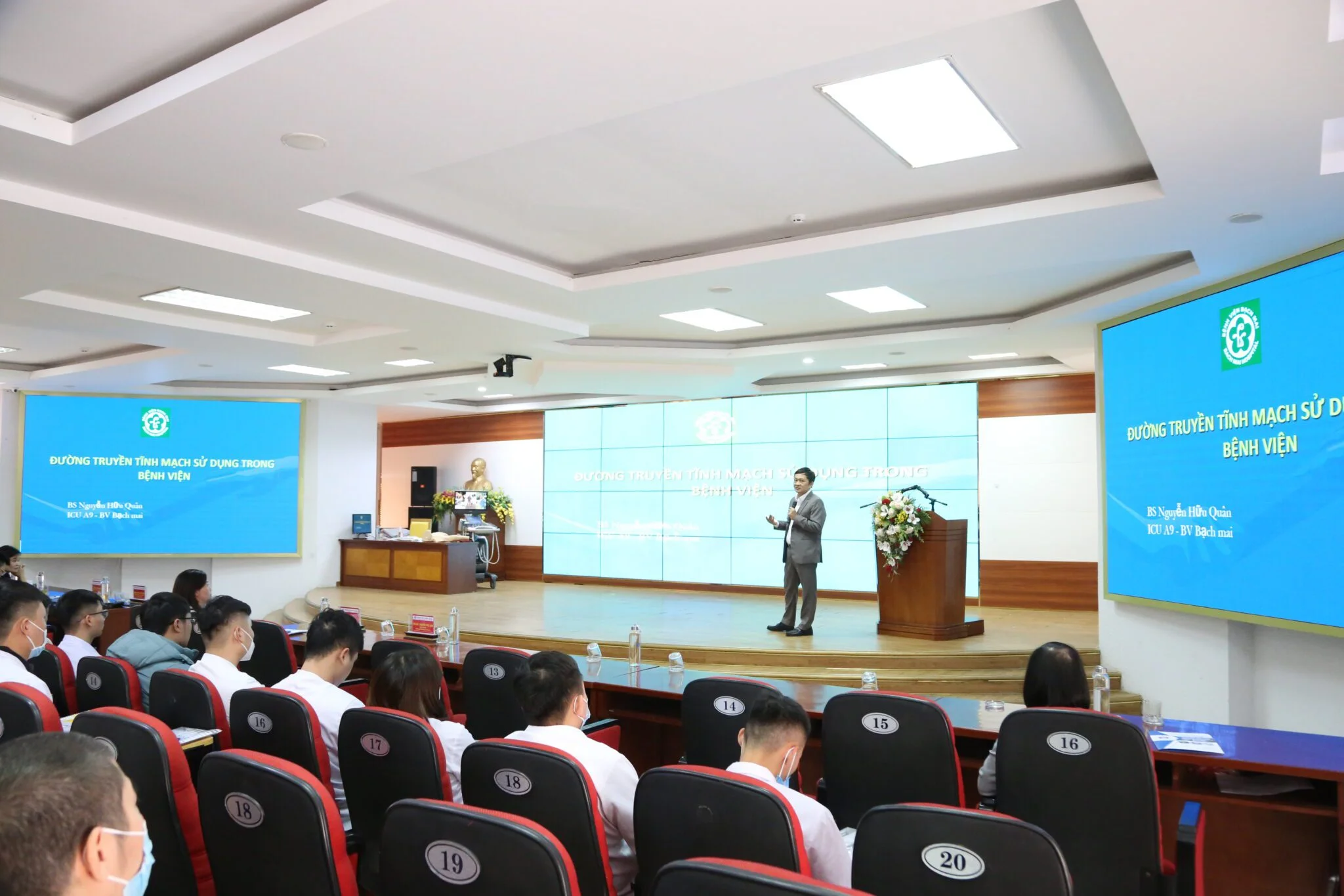 Ts.Bs Nguyễn Hữu Quân – Phó Giám đốc Trung tâm cấp cứu A9 - Bệnh viện Bạch Mai trình bày bài báo cáo