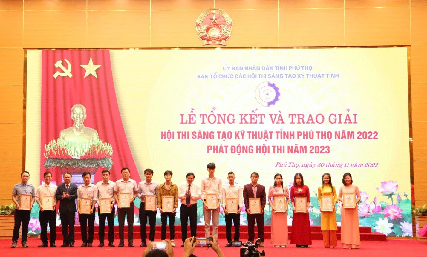 Hình ảnh nhận giải thưởng của nhóm cán bộ Bệnh viện đa khoa tỉnh Phú Thọ tại Hội thi
