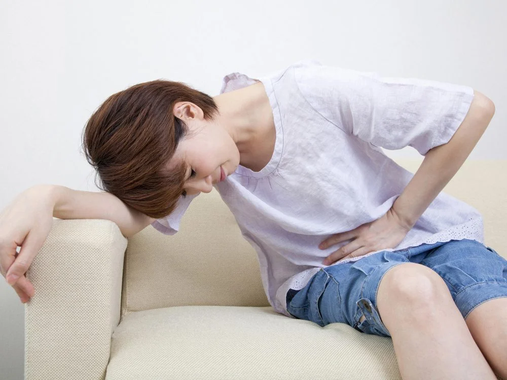 Đau bụng có thể là một trong những triệu chứng khi mắc bệnh lỵ amip