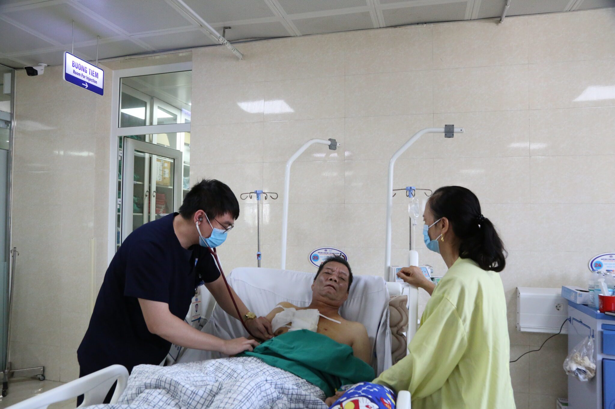Cứu sống 1 người bệnh lóc tách động mạch chủ ngực vỡ, nhồi máu não đặc biệt nguy cấp 9 Bác sĩ Trung tâm Đột quỵ thăm khám cho người bệnh