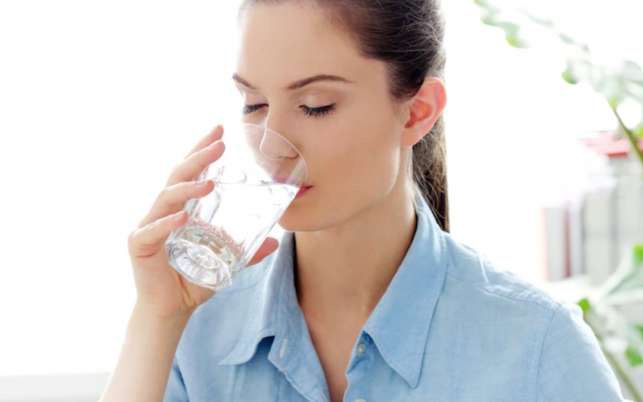 Uống nhiều nước là việc quan trọng nhất cho người bệnh sau tán sỏi thận