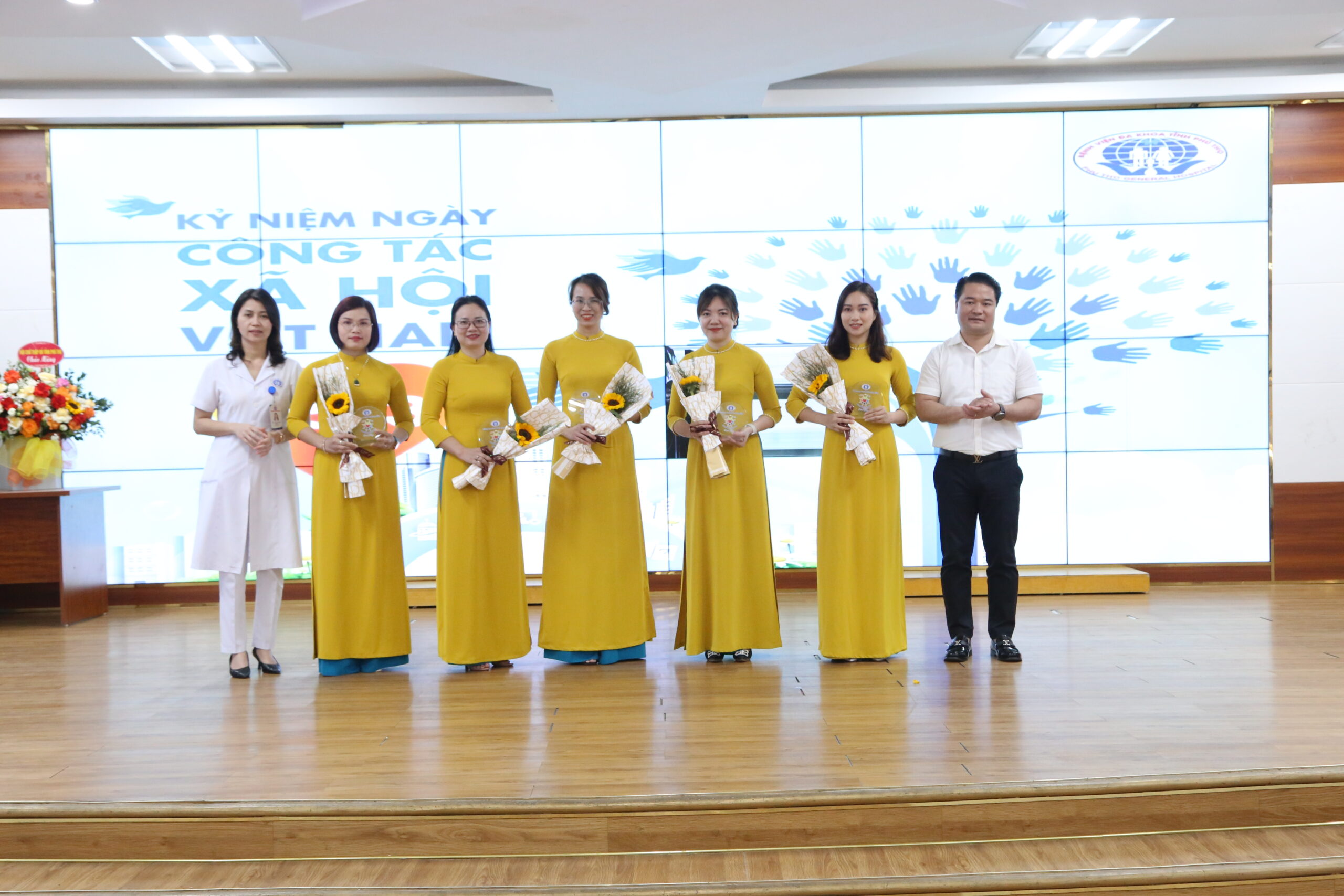 Ban Giám đốc trao tặng kỷ niệm chương cho các nhân viên Tổ Công tác xã hội - Bệnh viện đa khoa tỉnh Phú Thọ