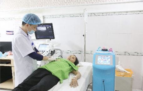 Bác sĩ đang triển khai kỹ thuật sinh thiết vú có hút chân không cho người bệnh, tại Bệnh viện đa khoa tỉnh Phú Thọ