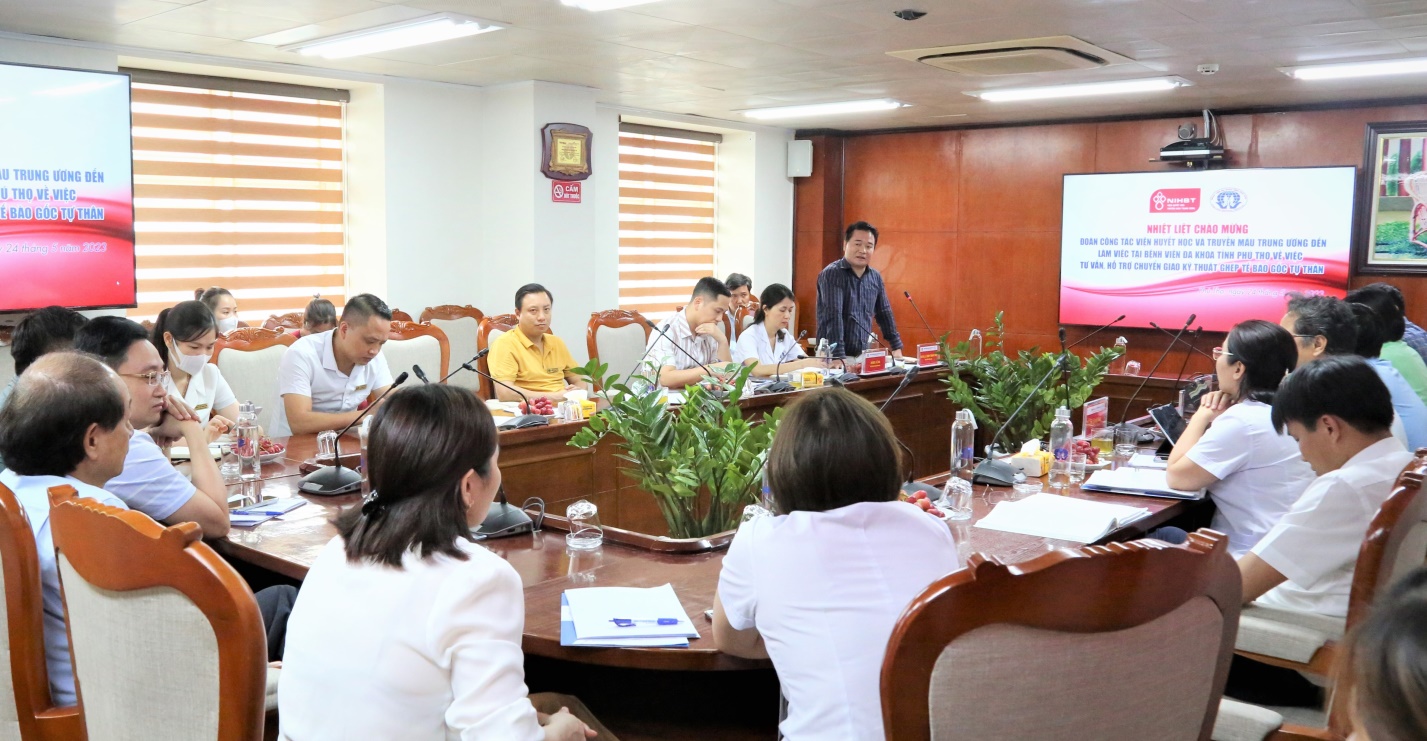 Đồng chí Lê Đình Thanh Sơn - Giám đốc Bệnh viện đa khoa tỉnh Phú Thọ phát biểu tại cuộc họp.