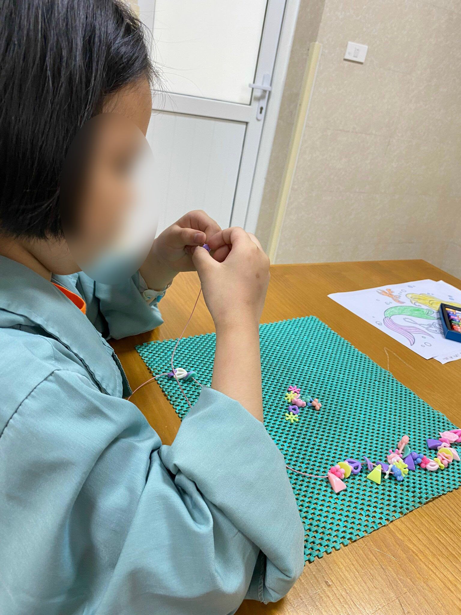 Bé gái 8 tuổi đột quỵ tập phục hồi chức năng vận động tại Trung tâm Đột quỵ Phú Thọ