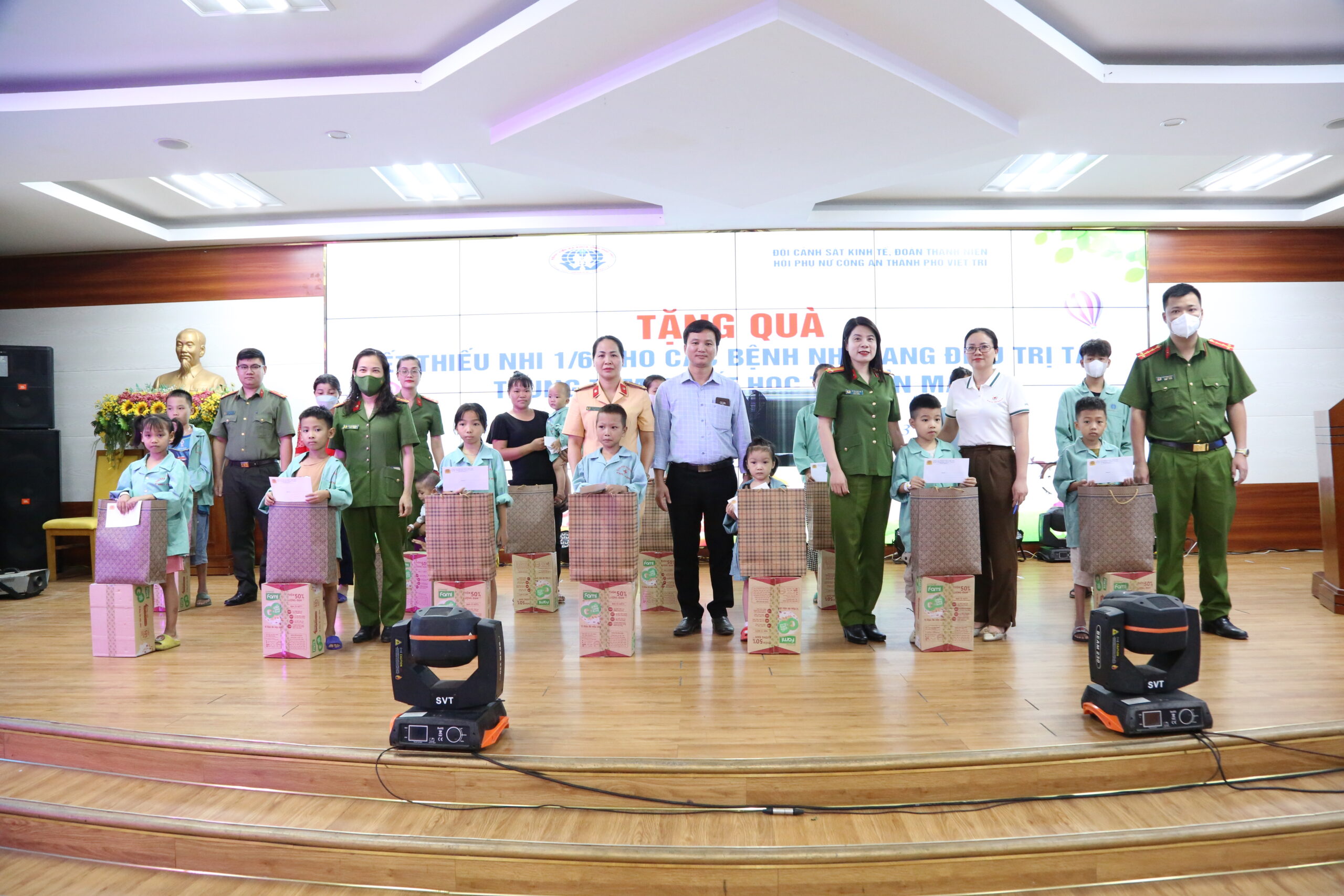Nhóm thiện nguyện Đội Cảnh Sát Kinh Tế, Đoàn Thanh niên,Hội Phụ nữ Công An TP Việt Trì trao quà cho các bệnh nhi