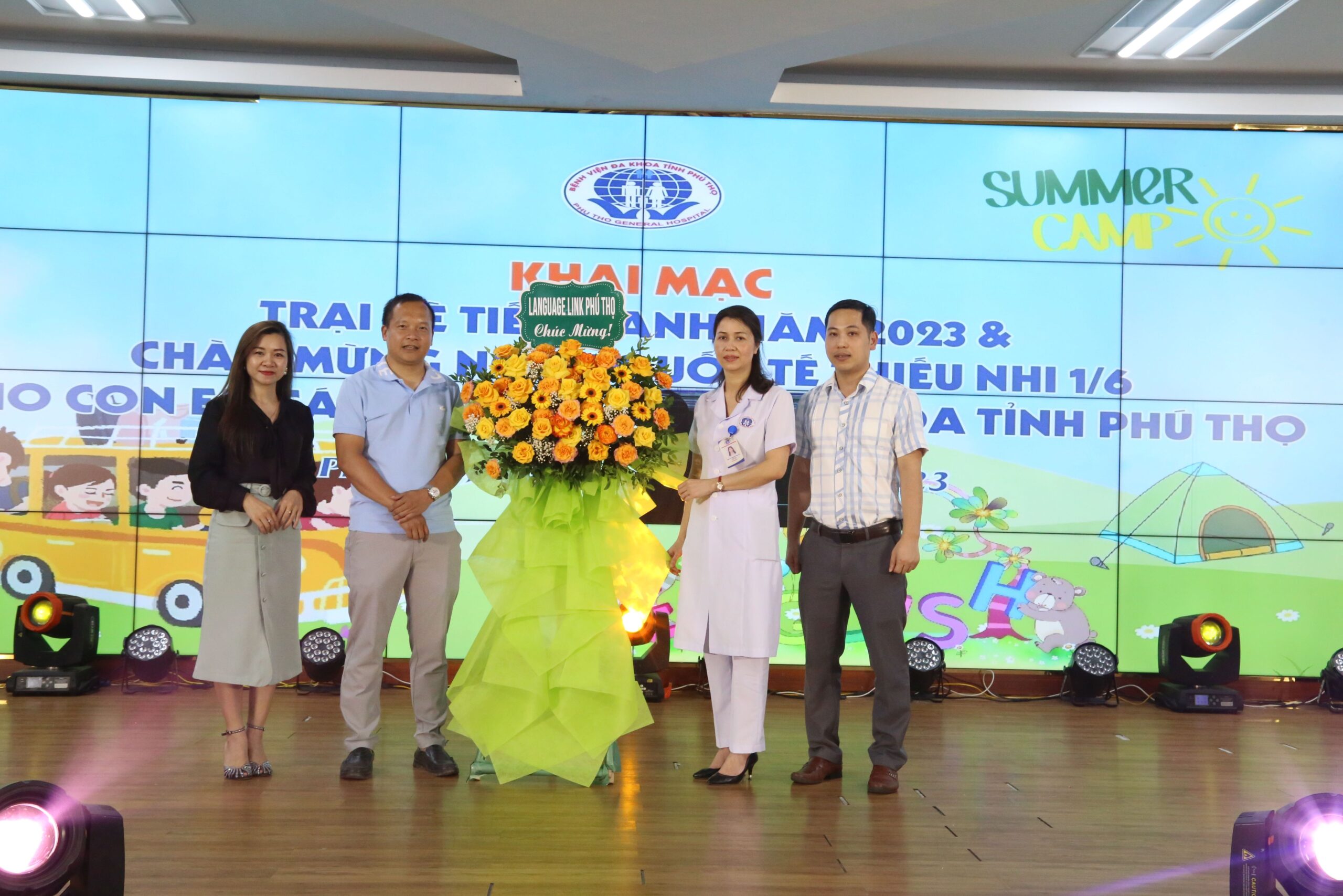 Ông Nguyễn Minh Thuật – Chủ tich HĐQT, Giám đốc Công ty CP Thương mại và Dịch vụ AE tặng hoa chúc mừng tại chương trình