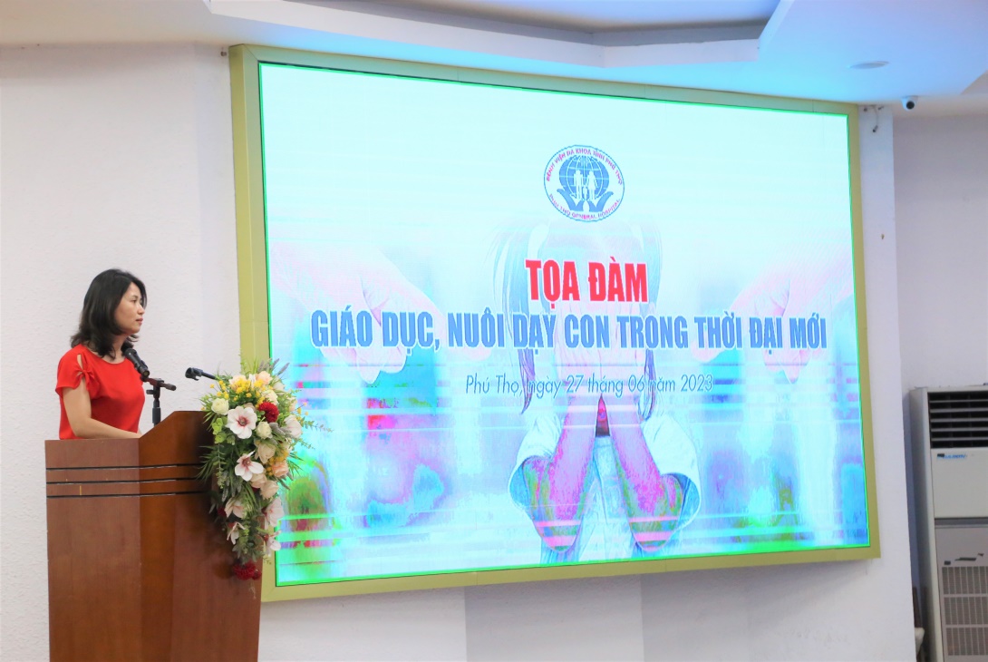 BSCKII Lê Na, Phó Giám đốc Bệnh viện, Chủ tịch Công đoàn Bệnh viện phát biểu tại buổi tọa đàm ngày Gia đình Việt Nam