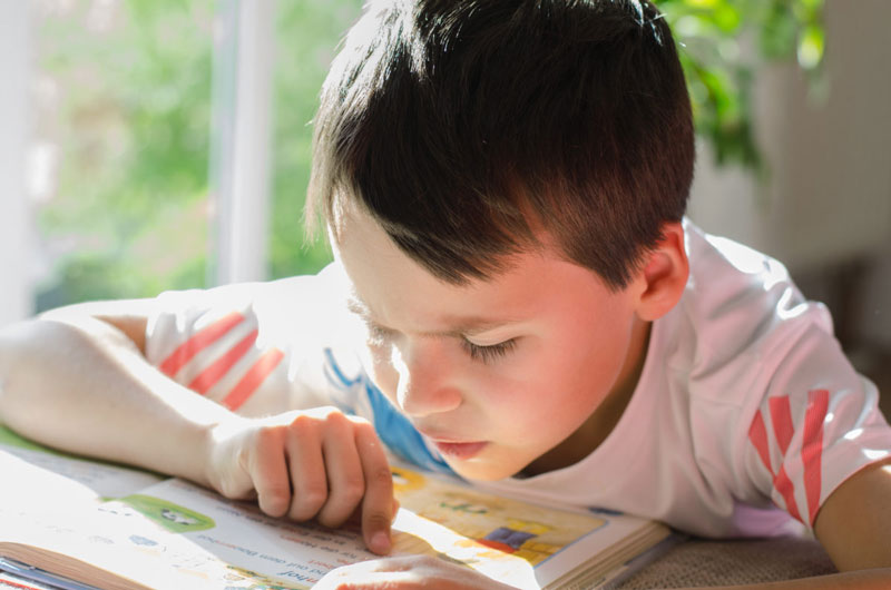 Trẻ có dấu hiệu cận thị  thường dùng ngón tay để dò chữ hoặc đọc nhảy chữ khi đọc bài