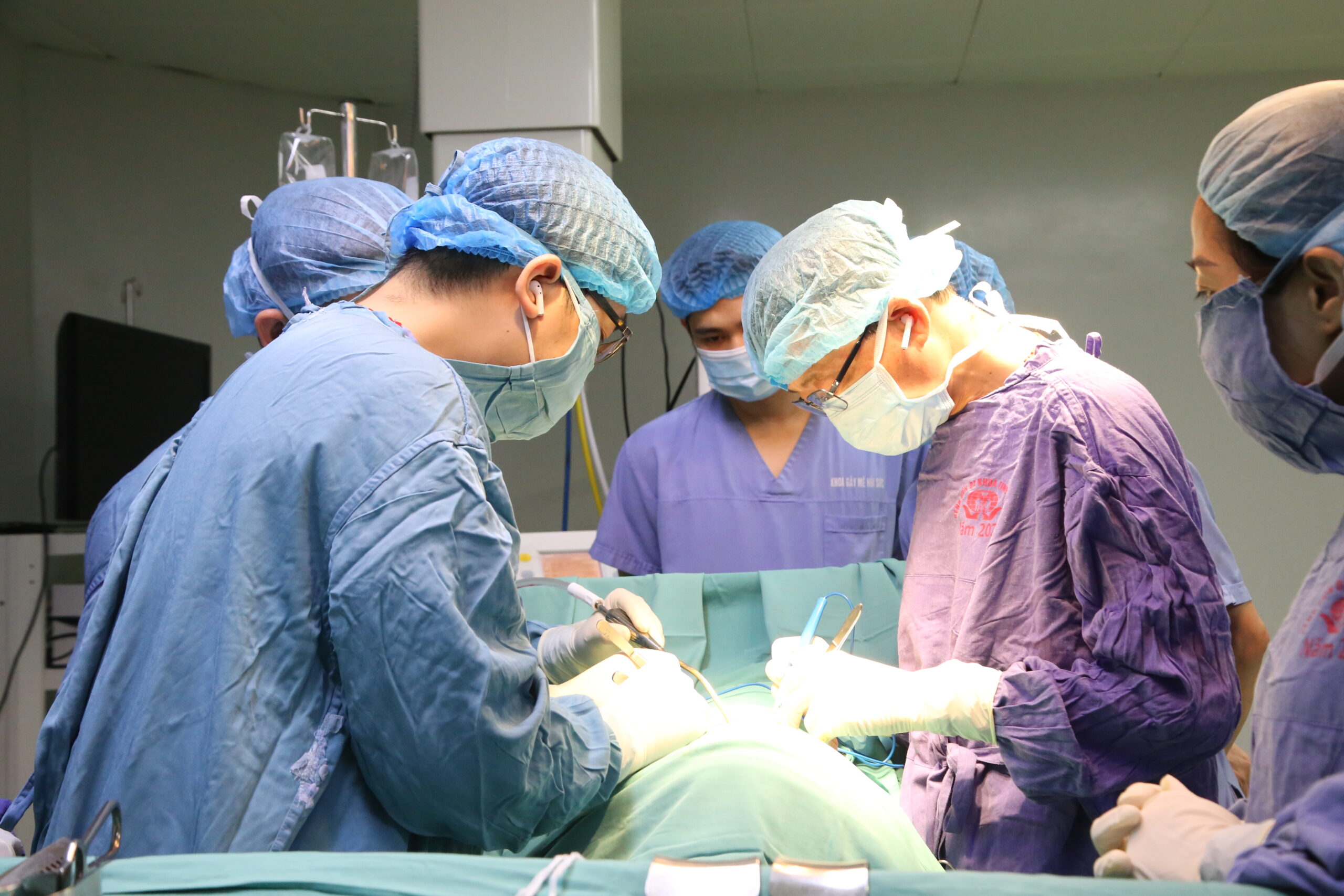 Chuyên gia Đỗ Trường Thành cùng ekip Khoa Ngoại thận – Tiết niệu phẫu thuật cho người bệnh