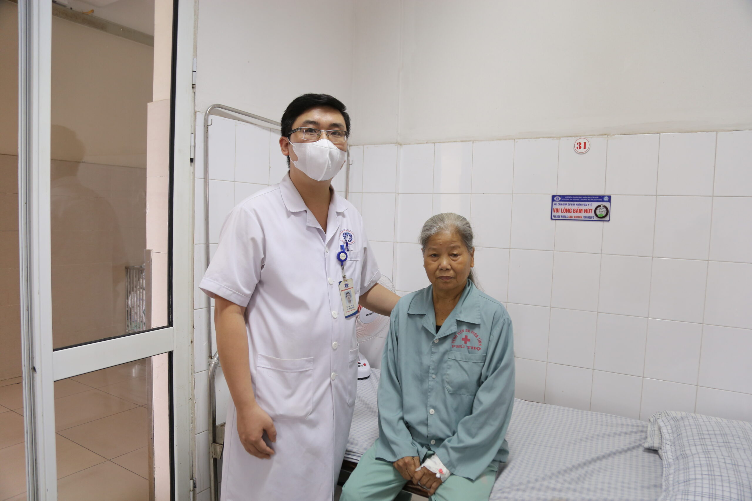 Bác sĩ Khoa Ngoại thận – Tiết niệu chụp ảnh cùng người bệnh Nguyễn Thị K