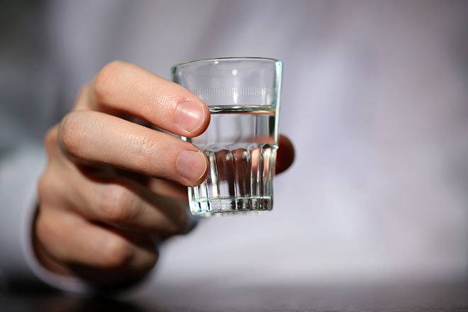 Tình trạng ngộ độc do uống cồn pha nước đang có xu hướng gia tăng