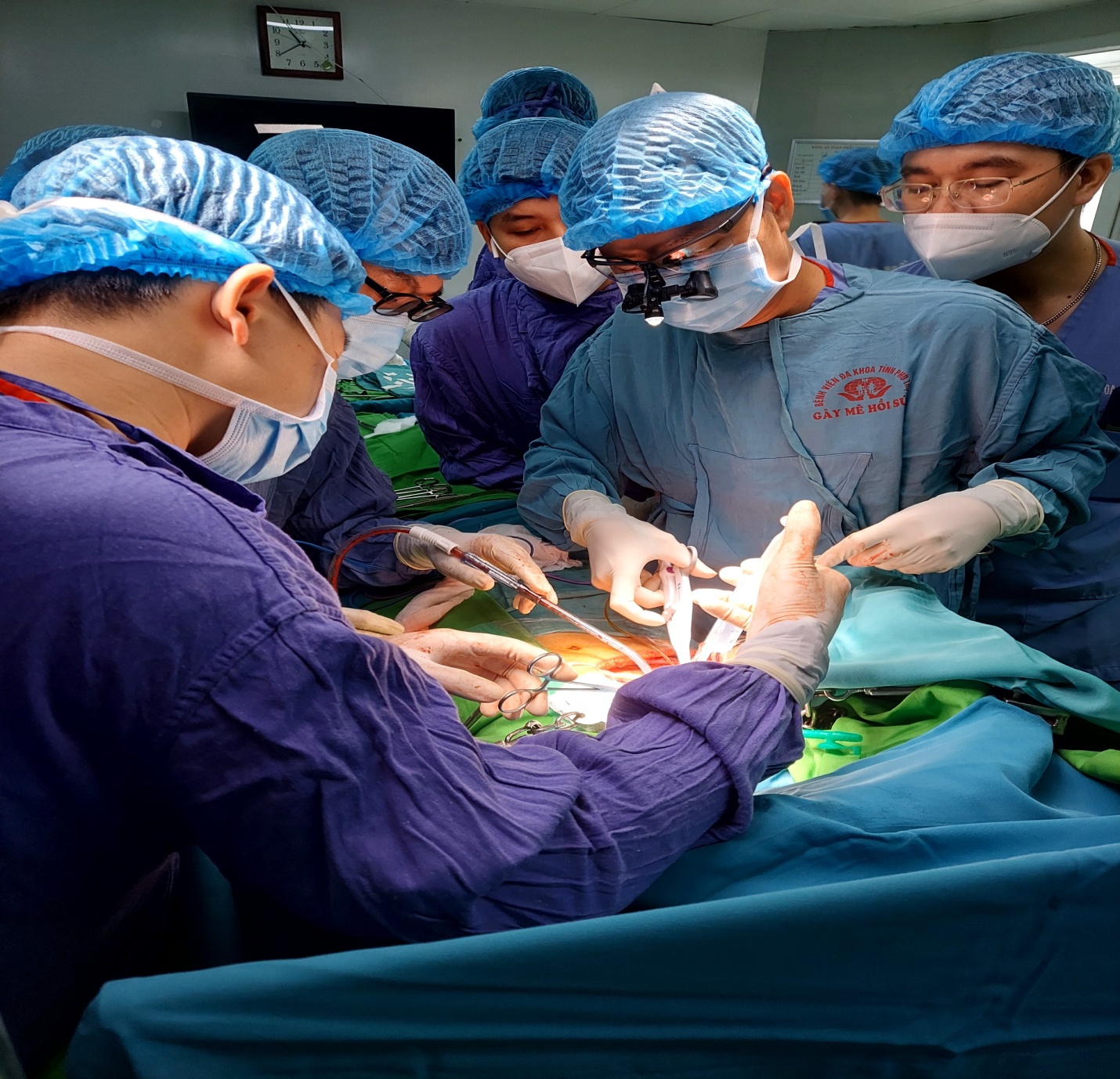 PGS.TS Nguyễn Quang Nghĩa - Giám đốc Trung tâm Ghép tạng, Bệnh viện Hữu nghị Việt Đức cùng ekip phẫu thuật  cắt gan cho người bệnh